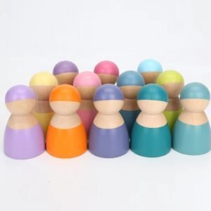 Figuras humanas en madera con tonos pastel.